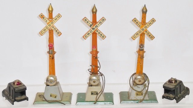 *GROUP OF MODEL RAILROAD ACCESSORIES (1 of 1)