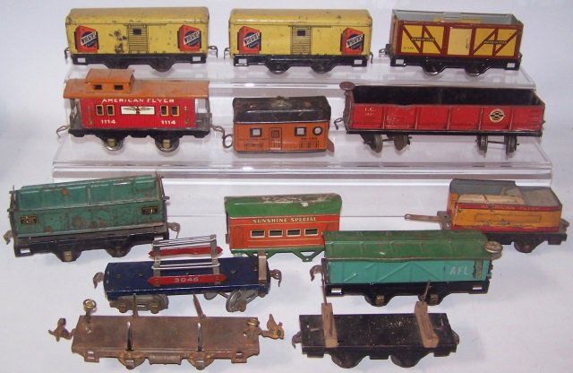 *2 GROUPS OF AMERICAN FLYER PRE-WAR ROLLING STOCK (1 of 1)