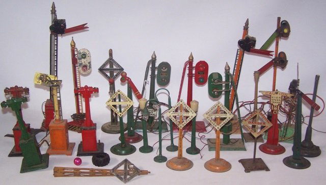 *GROUP OF AMERICAN FLYER PRE-WAR ACCESSORIES (1 of 1)