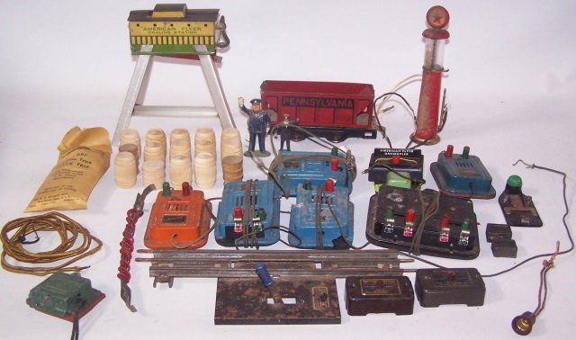 *GROUP OF AMERICAN FLYER PRE-WAR ACCESSORIES (1 of 1)