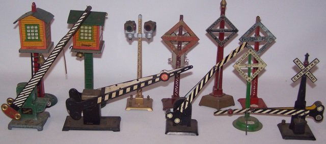 *2 GROUPS OF AMERICAN FLYER PRE-WAR ACCESSORIES (1 of 1)