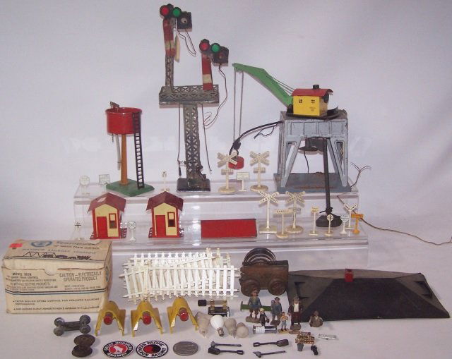 *2 GROUPS OF AMERICAN FLYER PRE-WAR ACCESSORIES (1 of 1)