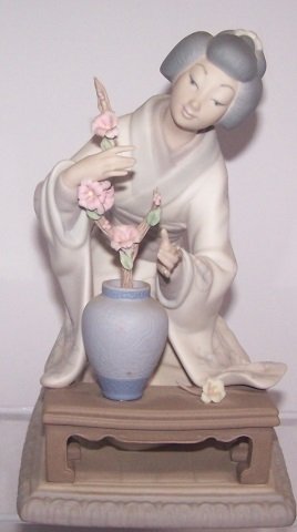 *LLADRO PORCELAIN FIGURE (1 of 3)