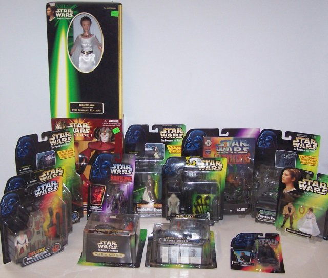 *GROUP OF STAR WARS FIGURES (1 of 1)