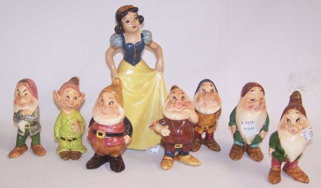 *8 PORCELAIN DISNEY FIGURES: Snow White and the Seven Dwarfs.