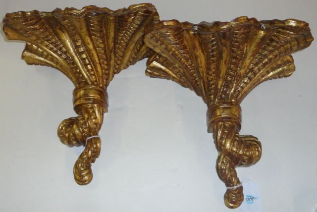 PAIR OF GILT FINISH WALL BRACKETS: PAIR OF GILT FINISH WALL BRACKETS