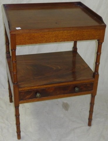 *GEORGIAN MAHOGANY SIDE TABLE (1 of 1)