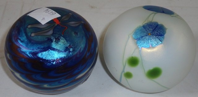 *2 LUNDBERG STUDIOS ART GLASS PAPERWEIGHTS (1 of 1)
