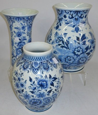 *3 DELFT POTTERY VASES (1 of 4)