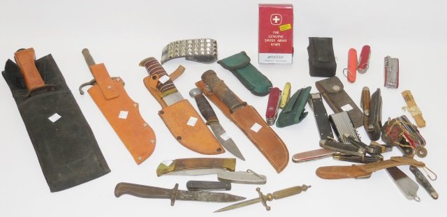*GROUP: 25 pocket knives of assorted sizes and manufacturers and 7 fixed blade knives, most unmarked.