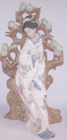 *LLADRO PORCELAIN FIGURE: Geisha #4807, approximate height 12 1/2".