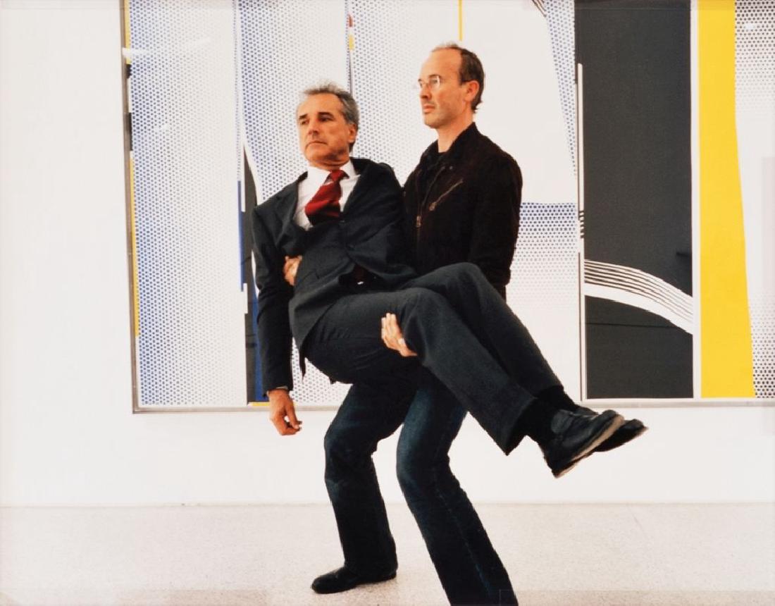 ERWIN WURM (1954 BRUCK AN DER MUR): ERWIN WURM (1954 BRUCK AN DER MUR) CARRYING EDELBERT KÖB, 2006 Fotografie, C Print, 24 x 30,3 cm, ungerahmt in Passepartout Signatur Rückseite rechts unten: Erwin Wurm Bezeichnung Rückseite: Probed