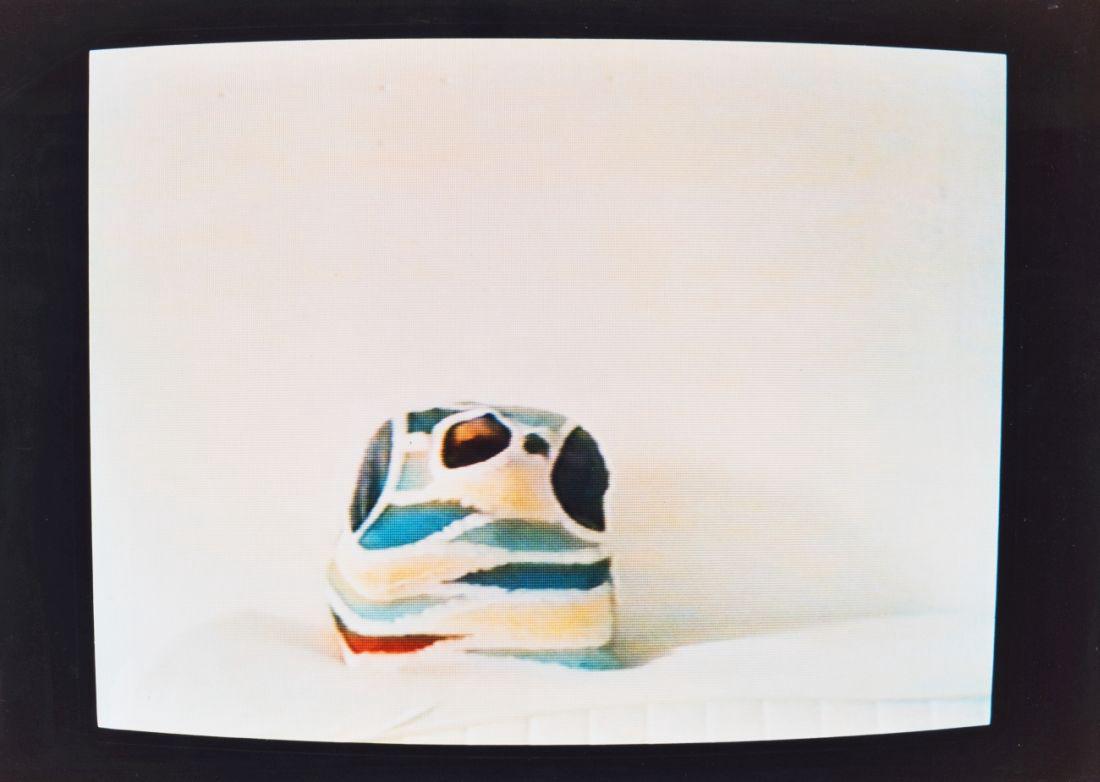 ERWIN WURM (1954 BRUCK AN DER MUR): ERWIN WURM (1954 BRUCK AN DER MUR) o. T. Aus der Serie 59 Positionen Fotografie, 46 x 60 cm, gerahmt, Maß mit Rahmen: 51 x 71 cm Signatur Rückseite rechts unten: Erwin Wurm Bezeichnung Rückseite: A