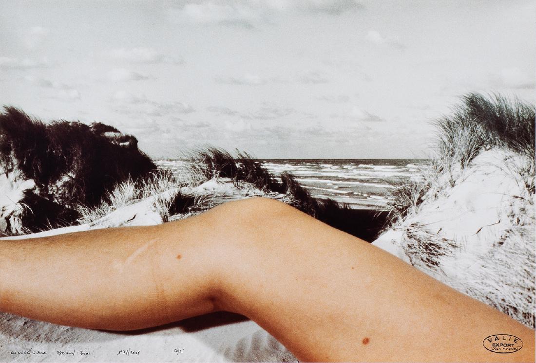 VALIE EXPORT - (1940 LINZ) - ONTOLOGISCHER SPRUNG/BEIN,: VALIE EXPORT (1940 LINZ) ONTOLOGISCHER SPRUNG/BEIN, 1974/2011 Farbfotografie, 42 x 62 cm, ungerahmt Edition Kunsthaus Bregenz 2011 Signatur vorne rechts unten: Valie Export Bezeichnung vorne unten: Ti