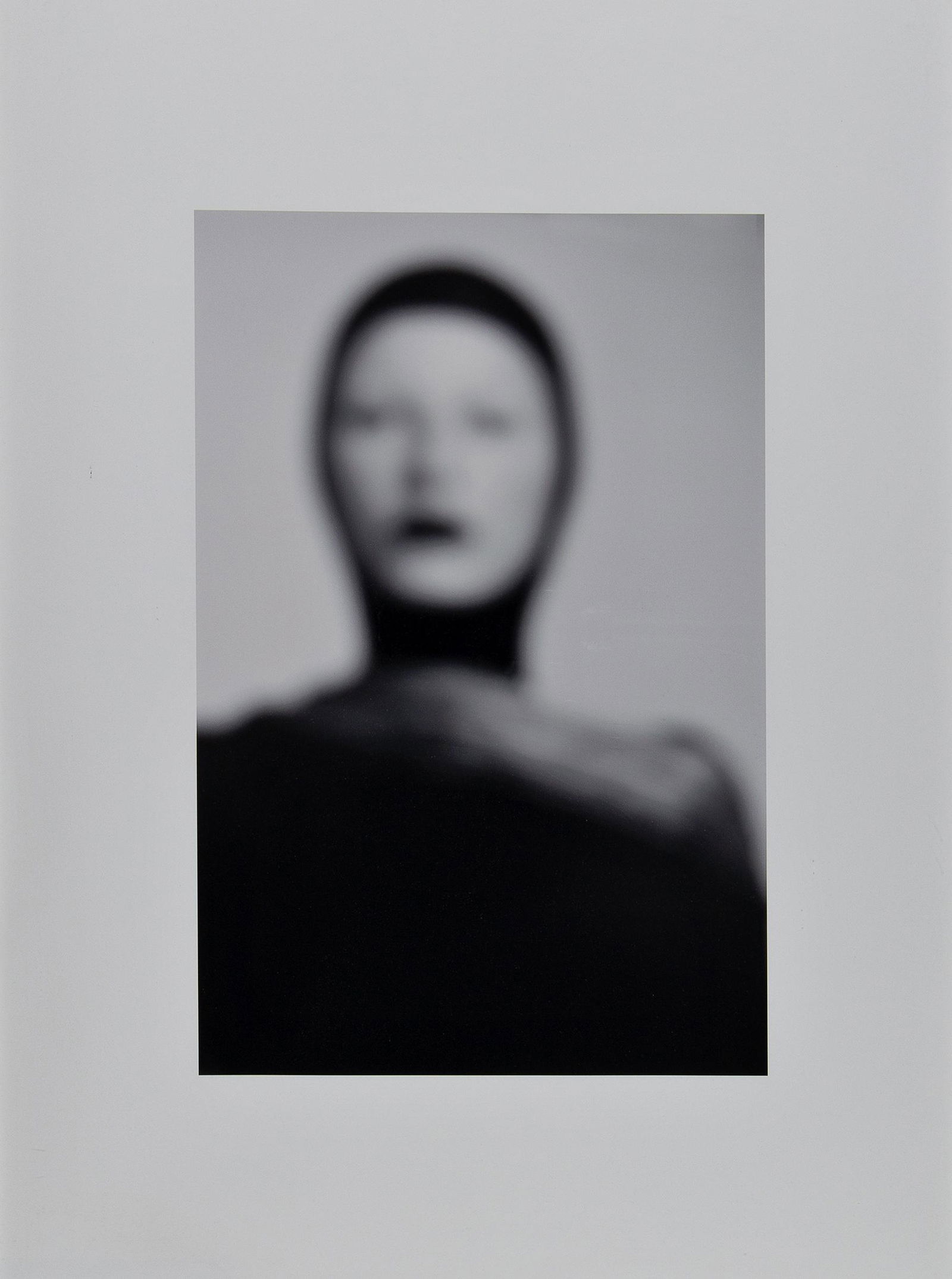 EVA SCHLEGEL: EVA SCHLEGEL (1960 HALL) o. T., 2008 Fotografie, C Print, 63 x 45,5 cm, gerahmt, Objektrahmenmaß: 66 x 49 cm Signatur Rückseite (Signaturfenster): Eva Schlegel 2008 Bezeichung Rückseit