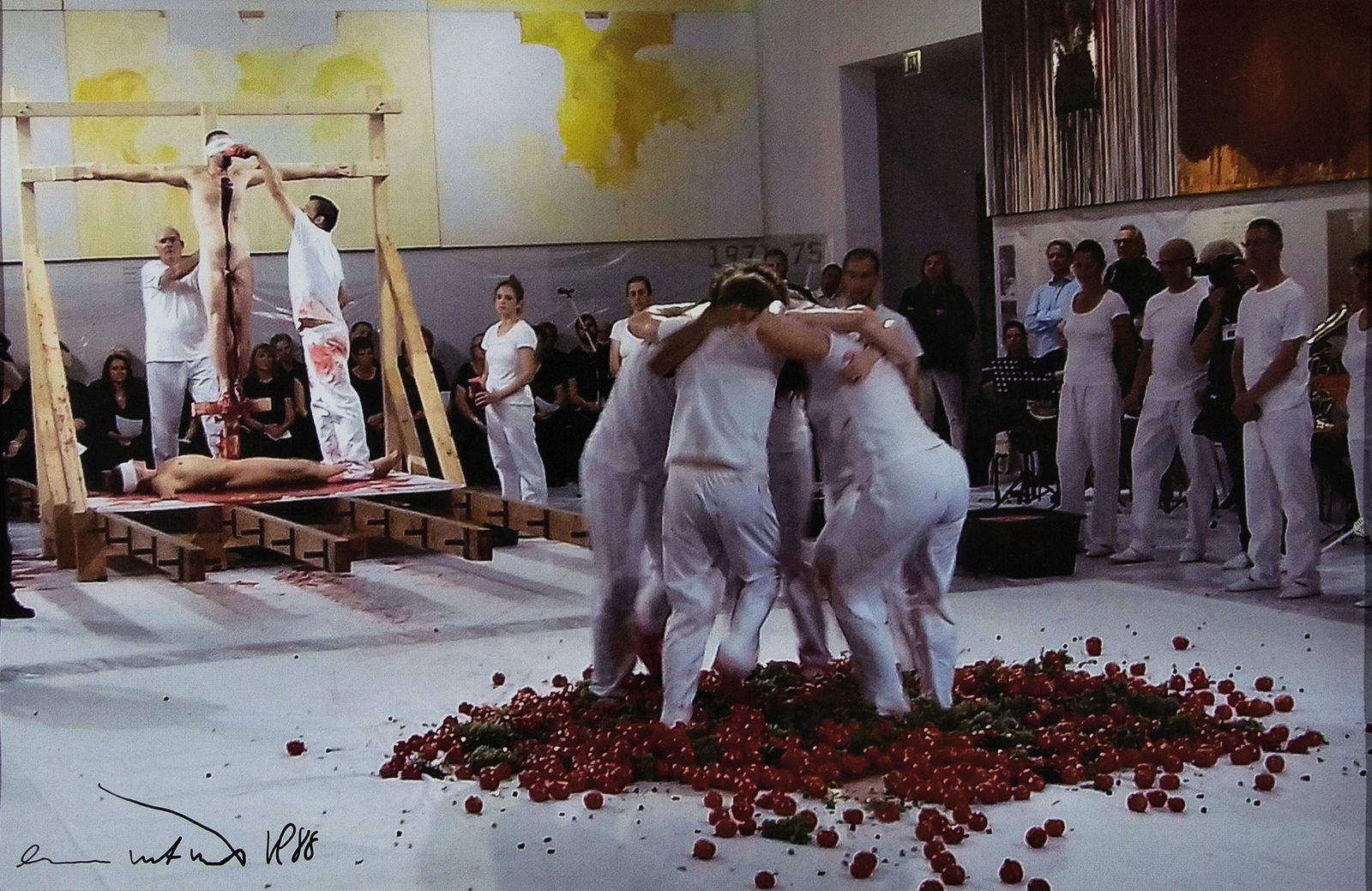 HERMANN NITSCH: HERMANN NITSCH (1938 WIEN) o. T., 1988 Druck auf Papier, 19 x 29 cm Passepartout, gerahmt, Rahmenmaß: 30 x 40 cm Gefälligkeitssignatur vorne links unten: Hermann Nitsch 1988