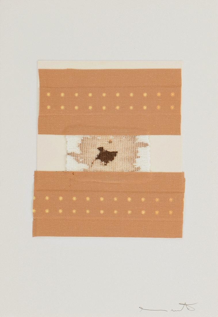 HERMANN NITSCH: HERMANN NITSCH (1938 WIEN) o. T. Verbandsmull, Leukoplaststreifen, Blut?, auf weißem Karton, 21 x 30 cm Rahmenmaß: 42 x 32 cm Signatur vorne rechts unten: Hermann Nitsch Provenienz: Privat