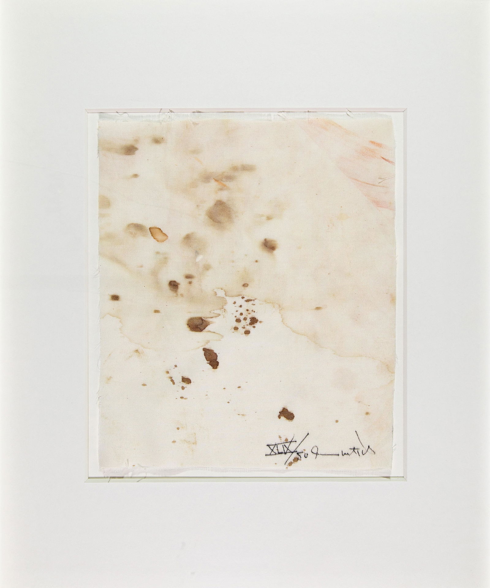 HERMANN NITSCH: HERMANN NITSCH (1938 WIEN) Aktionsrelikt, 1986 Tinte, Blut auf Molino, 27 x 23,5 cm Objektrahmenmaß: 52 x 42 cm Signatur und Bez. vorne rechts unten: Hermann Nisch, XLIX/50 Provenienz: Privatbes