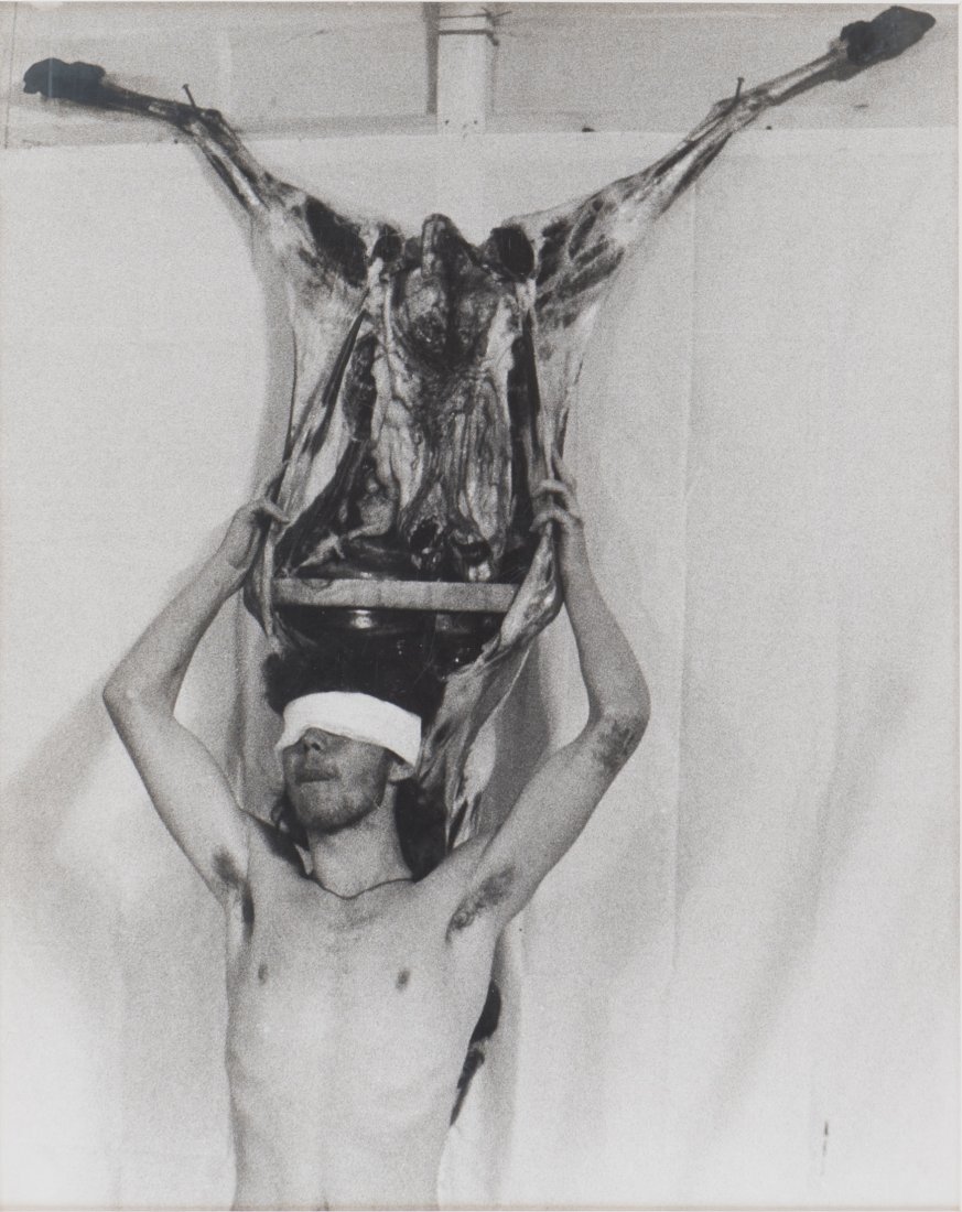 Hermann Nitsch * (1938 Wien) Aktionsfoto, 1976: Hermann Nitsch * (1938 Wien) Aktionsfoto, 1976 SW Foto, (Silbergelatine) 50,4 x 40,5 cm Vintage Signatur Rueckseite Nummeriert: 22/40 Provenienz: Privatbesitz Oesterreich Hermann Nitsch * (1938 Vienna