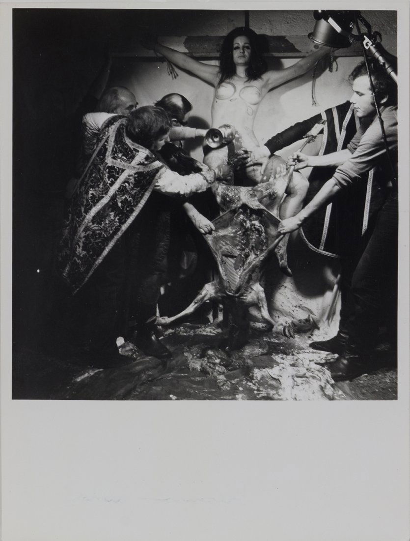 Hermann Nitsch (1938 Vienna): AKTIONSFOTO MÃœNCHEN, 1969 Fotografie in SW, Vintage Print, 23,8 x 18,2 cm AKTIONSFOTO MÃœNCHEN, 1969 Photography in BW, Vintage Print, 23,8 x 18,2 cm