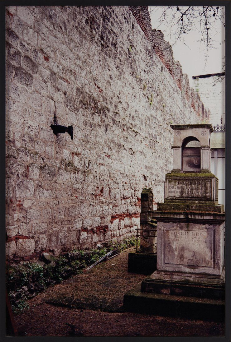 Erwin Wurm (1954 Bruck an der Mur): CAHORS, OUTDOOR SCULPTURE, 1999 Fotografie in Farbe, C-Print, 60 x 40 cm, Edition: 23/25 (+III) CAHORS, OUTDOOR SCULPTURE, 1999 Photography in color, C-Print, 60 x 40 cm, Edition: 23/25 (+III)