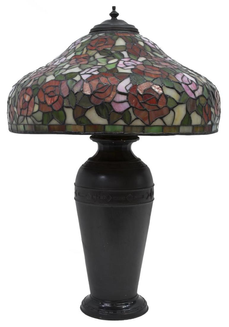 TIFFANY STYLE STAINED GLASS SHADE TABLE LAMP (1 of 3)