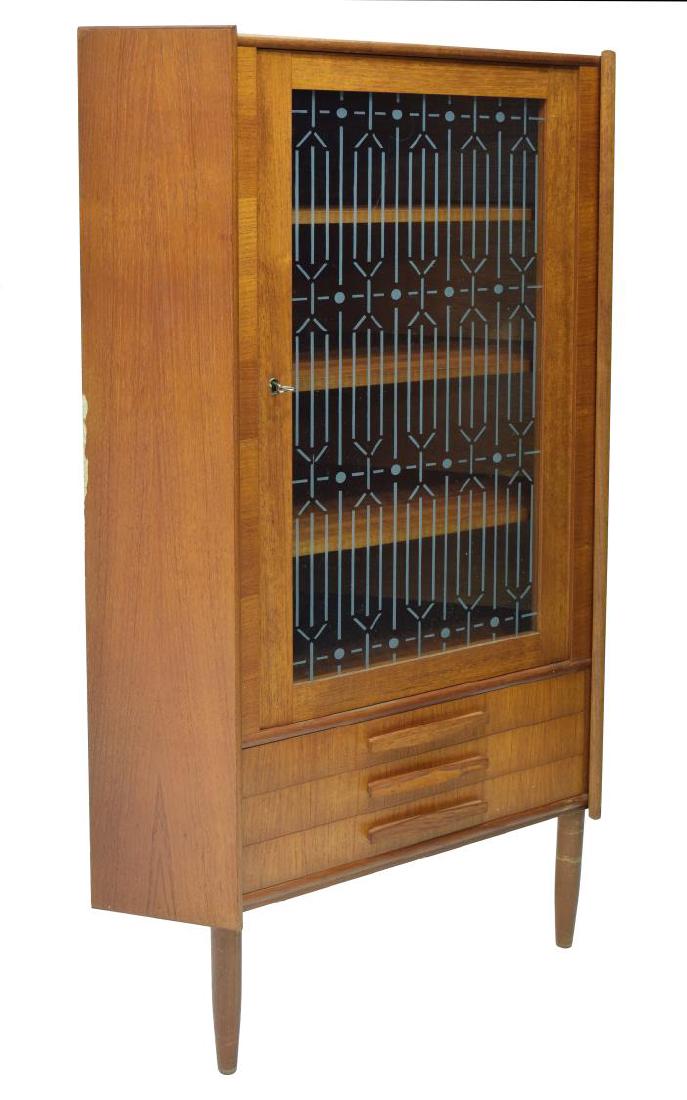 DANISH MID-CENTURY MODERN CORNER CABINET 1960S (1 of 4)