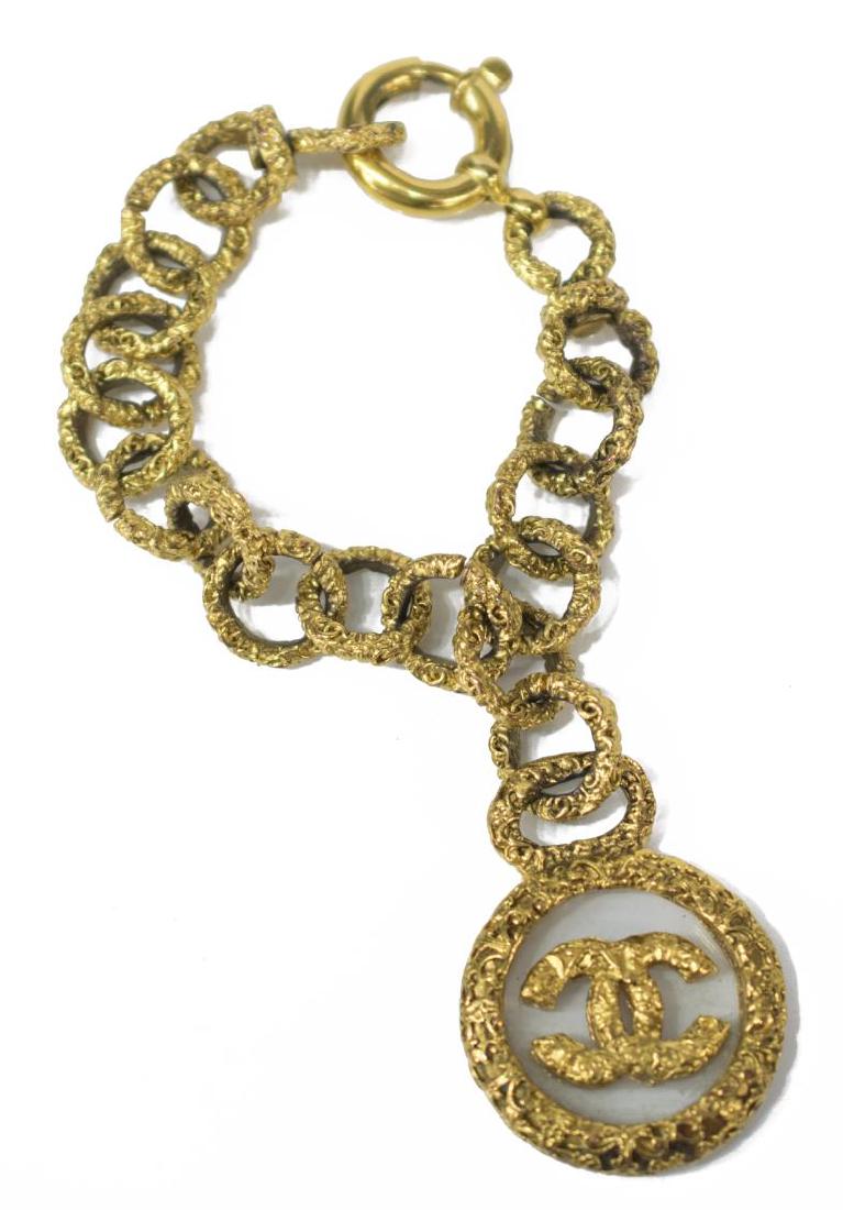 VINTAGE CHANEL GOLD TONE & GLASS CHARM BRACELET (1 of 2)