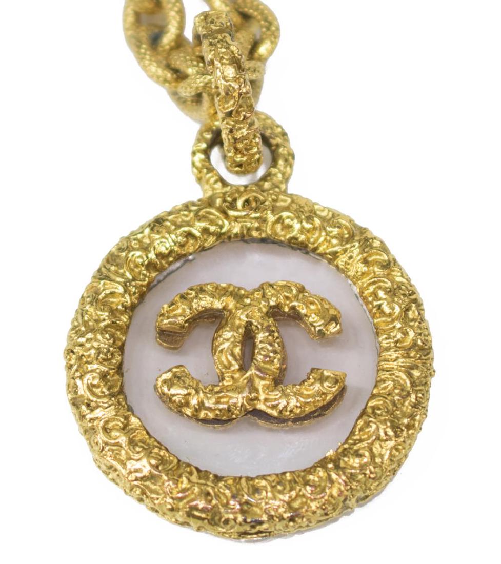VINTAGE CHANEL GOLD TONE & GLASS PENDANT NECKLACE (1 of 3)