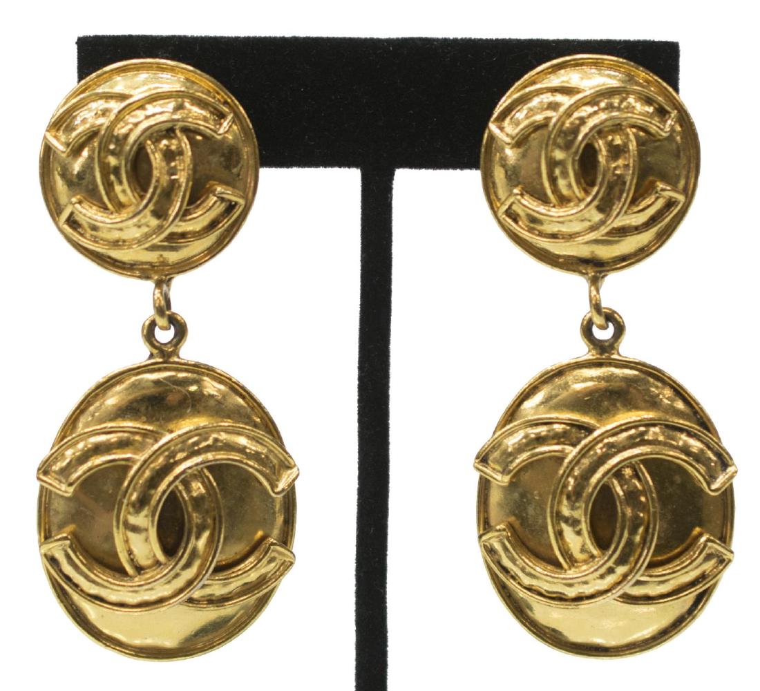 (2) VINTAGE CHANEL GOLD TONE DANGLE EAR CLIPS (1 of 3)