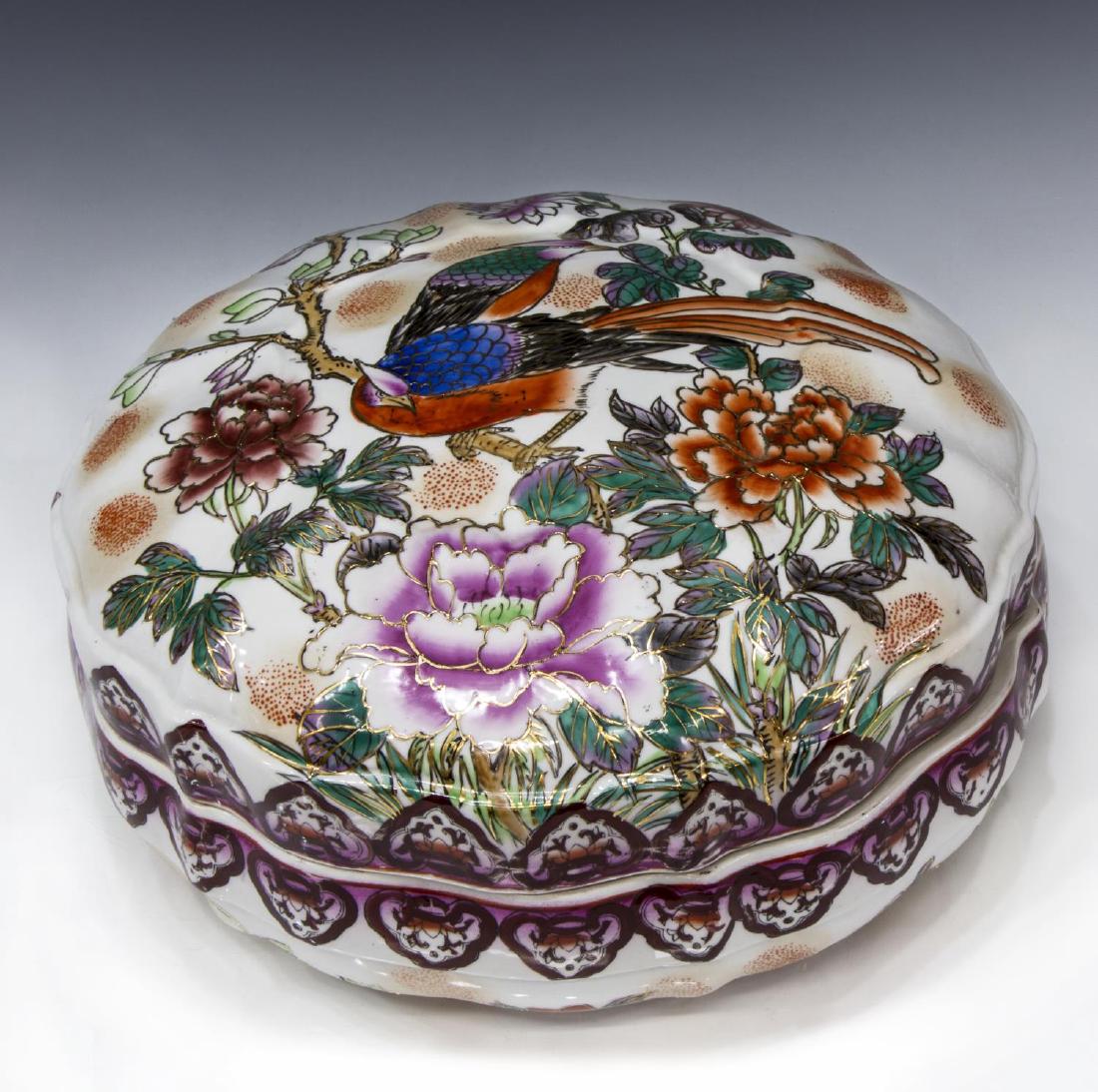 LARGE CHINESE FAMILLE ROSE ENAMEL PORCELAIN BOX (1 of 3)