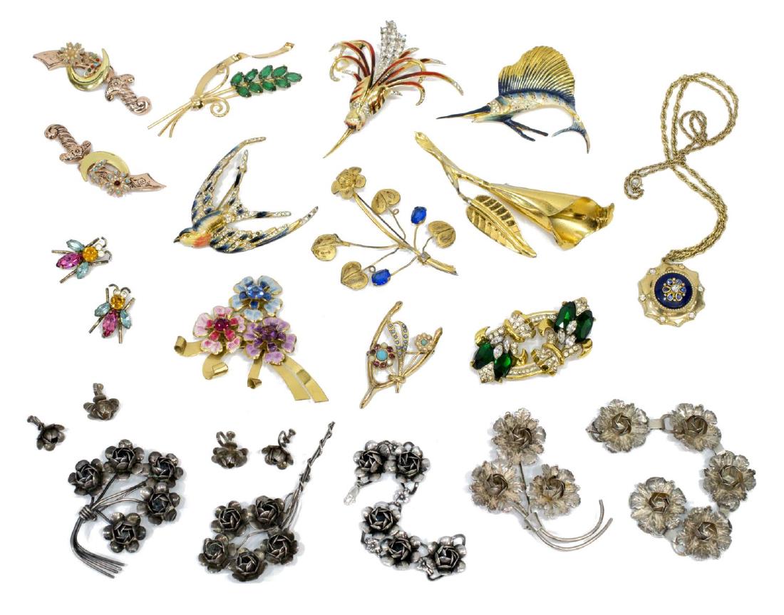 GROUP CORO STERLING SILVER JEWELRY, VARIED MARKS: (lot) Coro jewelry group, varied marks, all sterling silver: (1) ornate gilt silver Coro Duette brooch / clips, the frame allows it to be converted to a matched pair of dress clips, green and clear rh