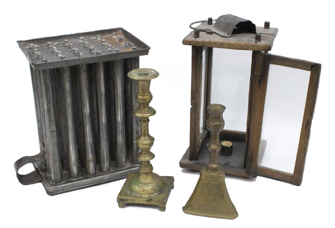 (4) ANTIQUE TIN CANDLE MOLD, BRASS STICKS, LANTERN: (lot of 4) Antique lighting and accessories, including (1) 24 count tin candle mold, (1) pine frame, glazed candle lantern, (2) brass candlesticks, one with figural and patterned detail, largest: 10"h
