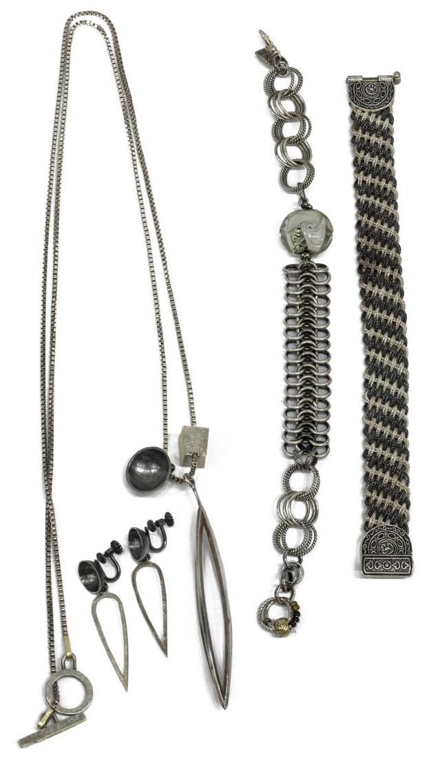 (5) MODERNIST E. RUBIO AZARTE STERLING 18K JEWELRY: (lot of 5) Silver jewelry, including: (3 piece) Modernist E. Rubio Azarte (Eduardo Rubio-Azarte, New Mexico, 1950-2009) sterling silver and 18K yellow gold set, comprising (pair) screw-back earrings,