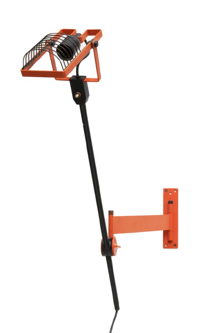 ARTEMIDE 'SINTESI FARETTO' GISMONDI WALL LIGHT: Artemide "Sintesi Faretto" directional wall light, late 1970s, designed by Ernesto Gismondi (Italy, b.1931), red and black powder coated steel, with caged light, in need of wiring, approx 31.25"l, 6lb