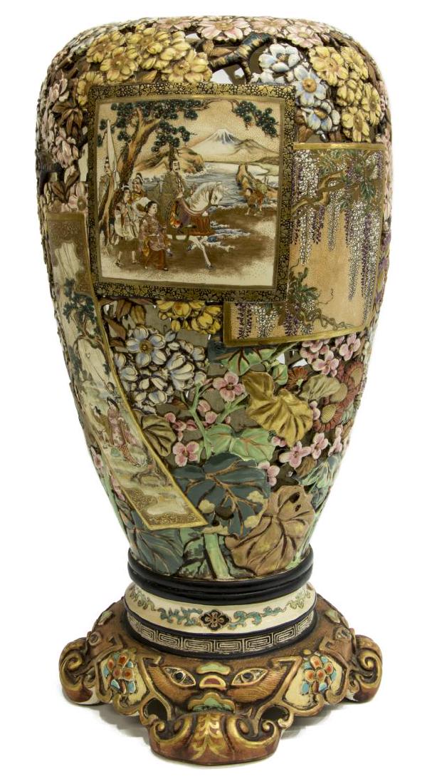 LARGE JAPANESE MEIJI SATSUMA EARTHENWARE VASE (1 of 13)