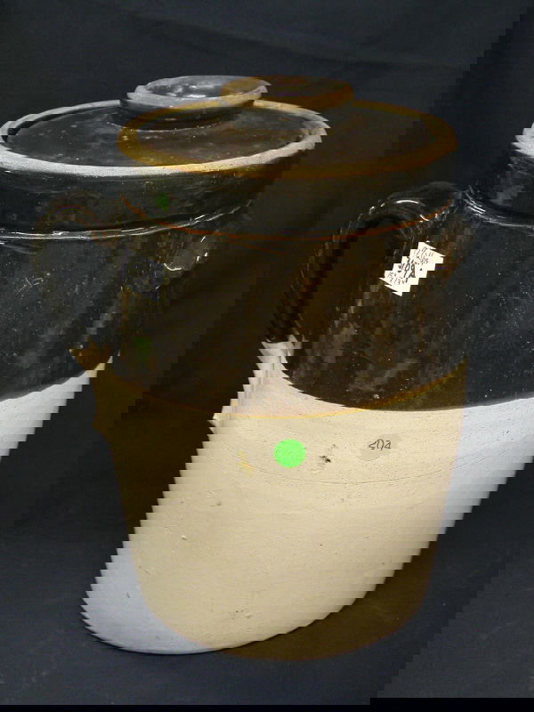 STONEWARE POT W/ CHURN LID AND HANDLE BROWN TOP AN: STONEWARE POT W/ CHURN LID AND HANDLE BROWN TOP AND TAN