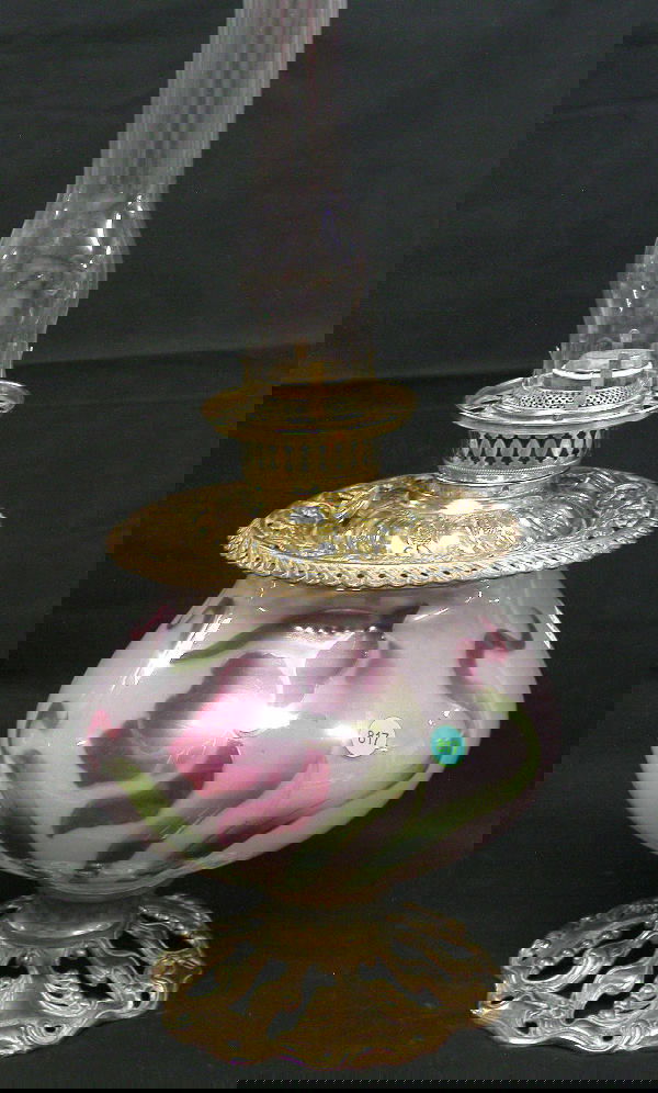 FOSTORIA GONE WITH THE WIND LAMP WITH TULIP DESIGN: FOSTORIA GONE WITH THE WIND LAMP WITH TULIP DESIGN. W/O SHADE. BURNER MARKED "FOSTORIA, PAT. SEPT. 9, 90. BURNER WHEEL MARKED "MADE IN AMERICA 1897" 25" X 9.5", 6.5LBS. GOOD CONDITION. NOT ELECTRIFIED