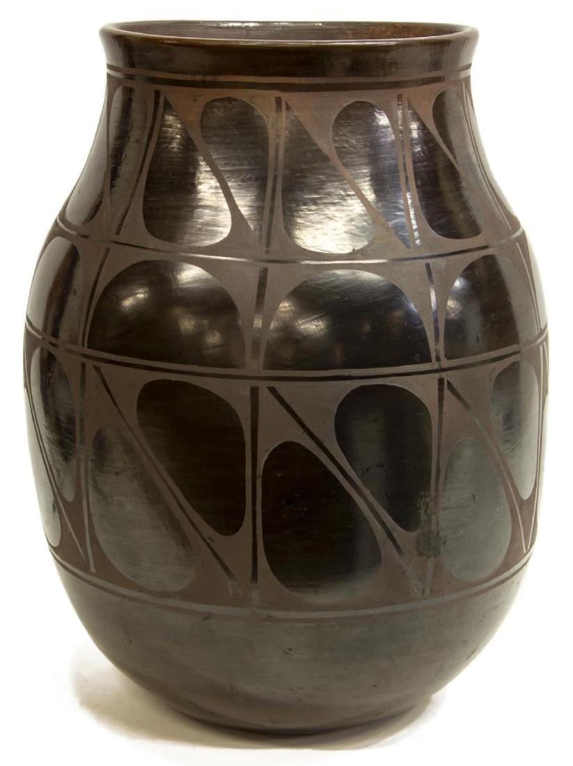 MONUMENTAL VIDAL AGUILAR KEWA PUEBLO BLACK POTTERY (1 of 3)