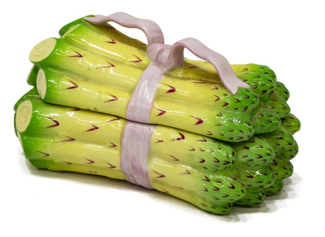 HEREND RIBBONED ASPARAGUS PORCELAIN LIDDED BOX (1 of 3)