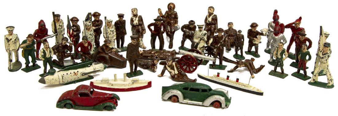 (43) PRE WWII LEAD SOLDIERS, CARS, BUCK ROGERS: (lot of 43) Vintage lead soldiers, and more: (1) Tootsie Toys Buck Rogers Battlecru8iser, TSDM #3030; (19) U.S. WWI Army soldiers, with two flag bearers, two officers, pigeon messenger soldier, machin