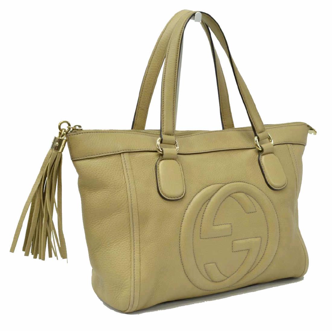 GUCCI 'SOHO TOTE PM' BEIGE GRAINED LEATHER: Gucci "Soho Tote PM" in beige grained leather, with gold-tone hardware, dual flat handles, dual interior slit pockets and single zip pocket, zip closure to top, retaining dustbag, interior spotting, b