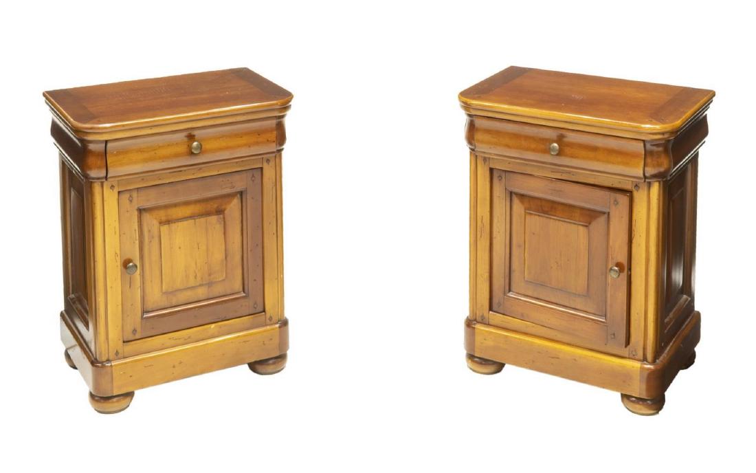(PAIR) VINTAGE MAHOGANY NIGHTSTANDS (1 of 2)