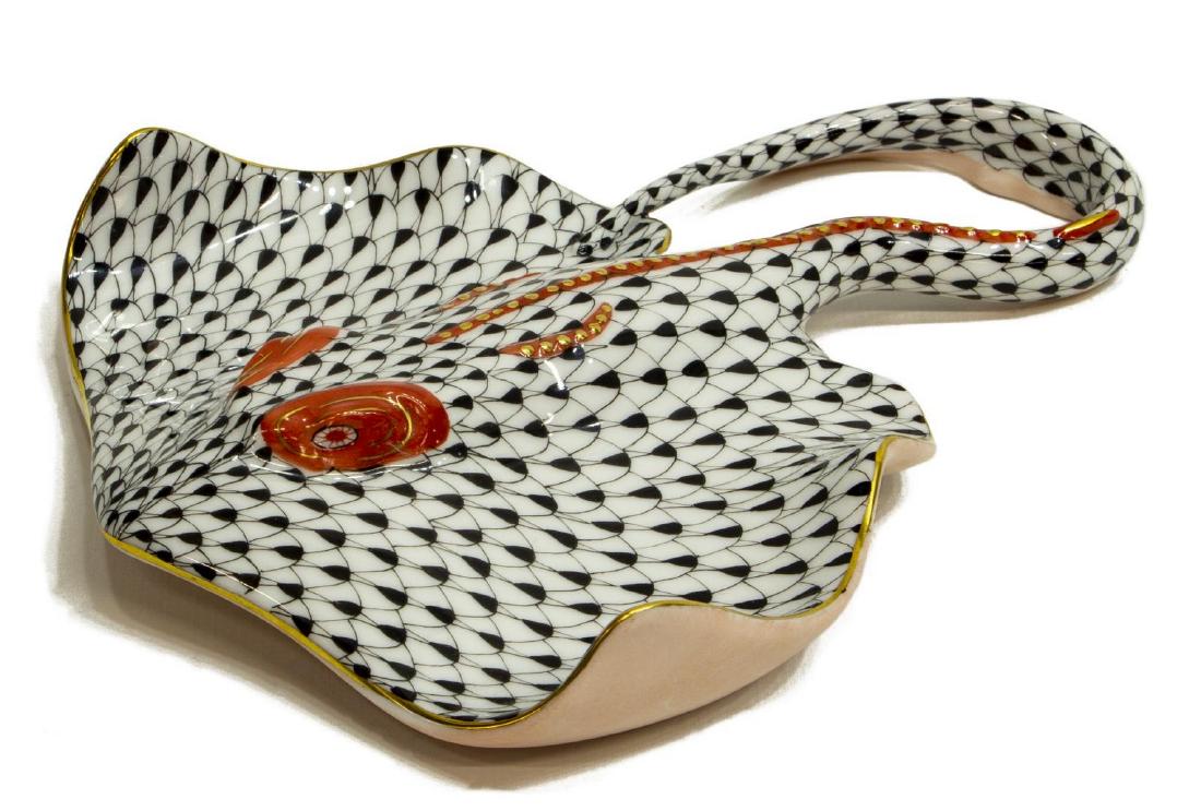 HEREND BLACK FISHNET PORCELAIN STINGRAY (1 of 4)