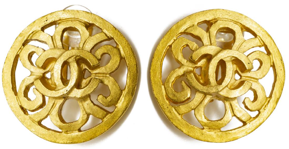 CHANEL GOLD-TONE CC LOGO FLOWER EARRINGS (1 of 3)