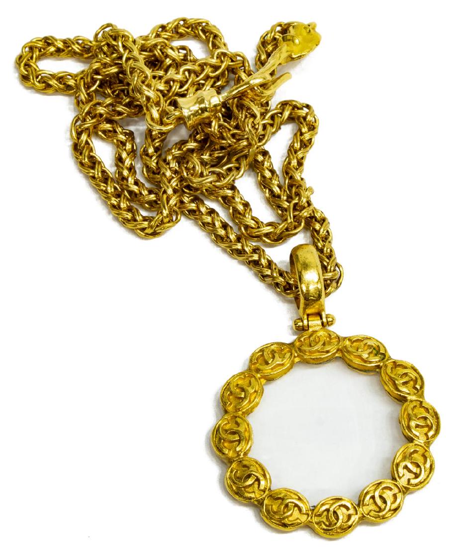 CHANEL GOLD-TONE CC LOGO MAGNIFYING NECKLACE (1 of 3)