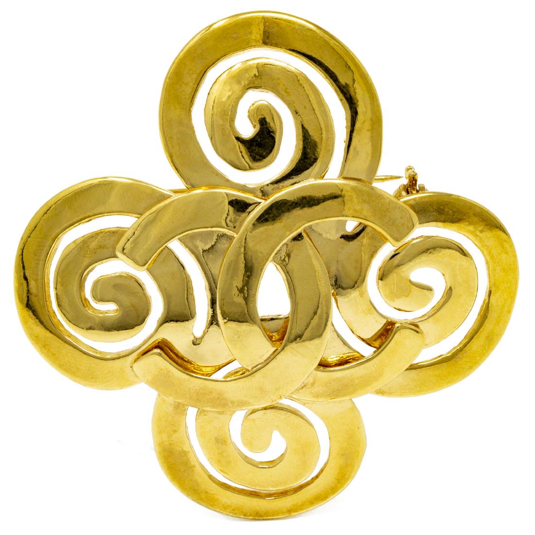 CHANEL GOLD-TONE TWIRLED CC LOGO BROOCH (1 of 3)
