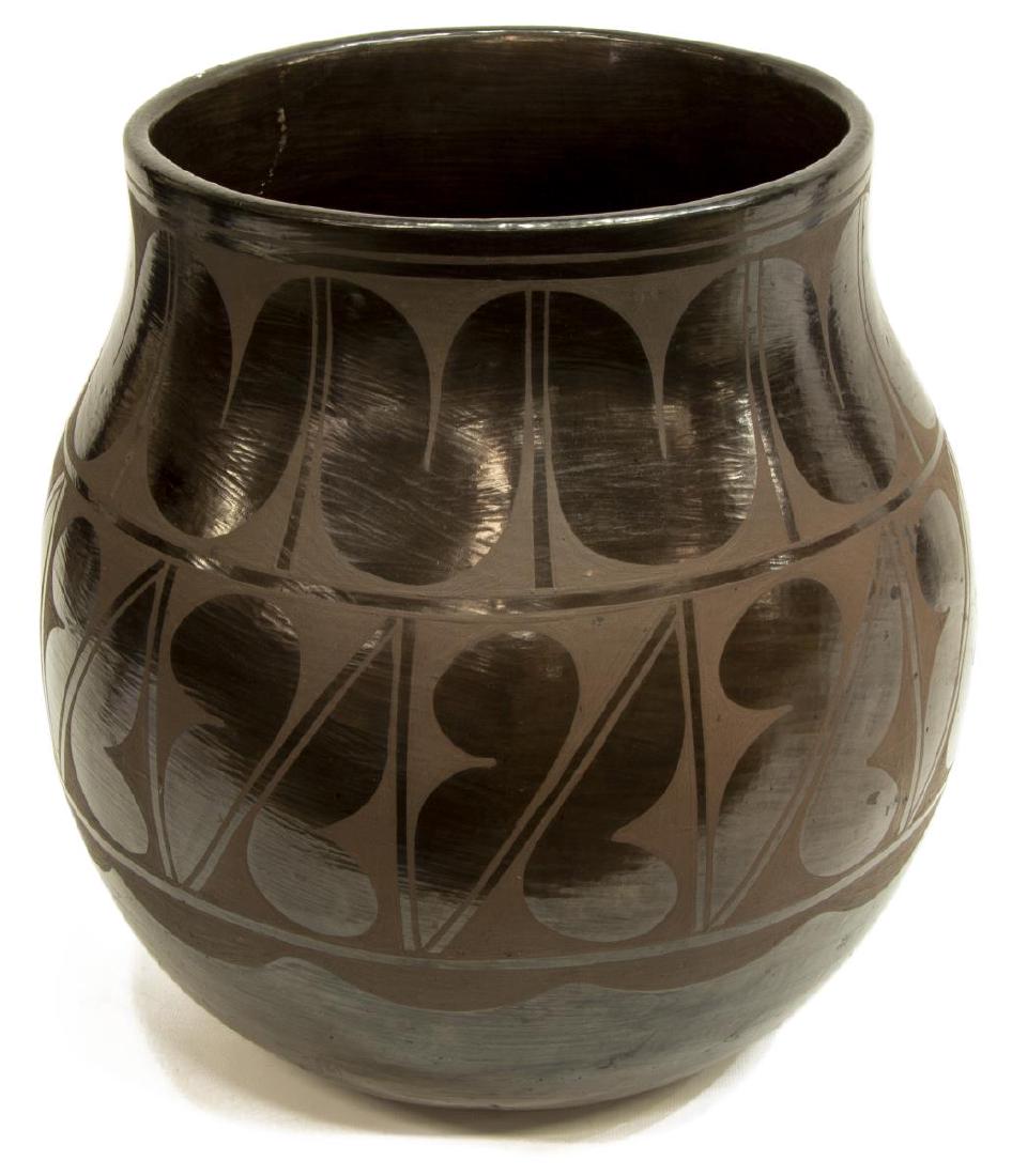 LINDSAY P. AGUILAR (KEWA PUEBLO) LARGE OLLA, 14"H (1 of 3)