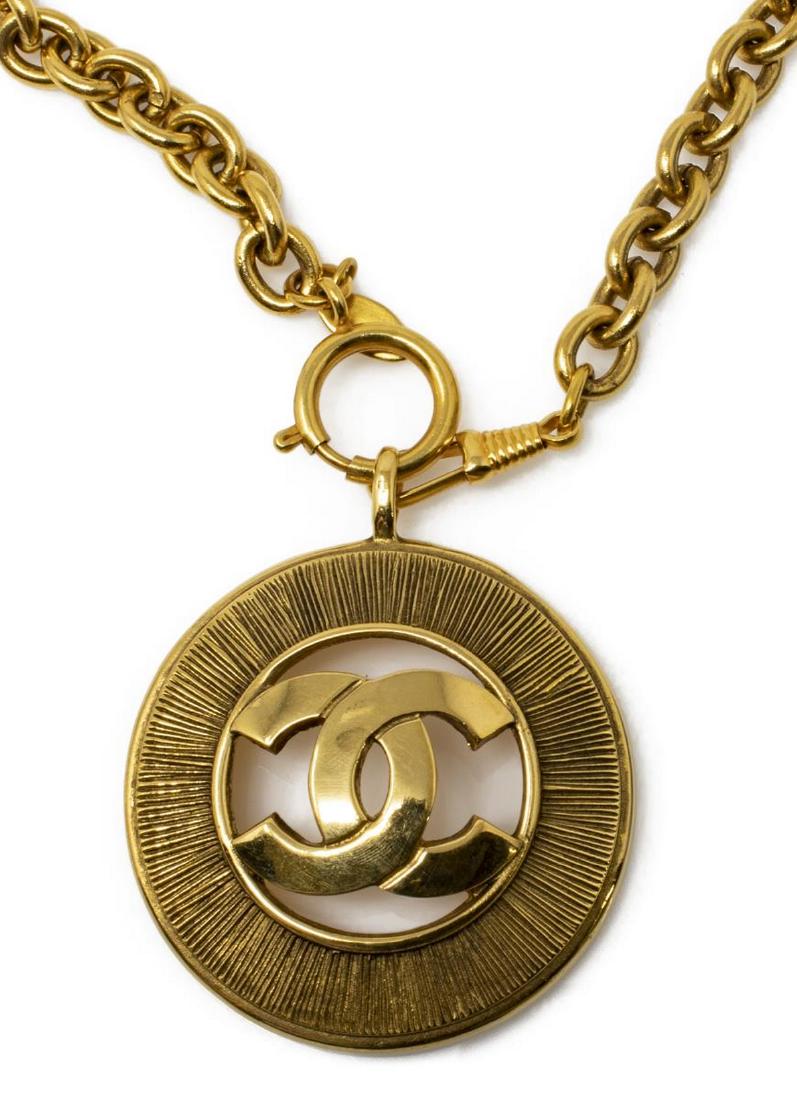 CHANEL GOLD-TONE CC LOGO MEDALLION NECKLACE (1 of 4)