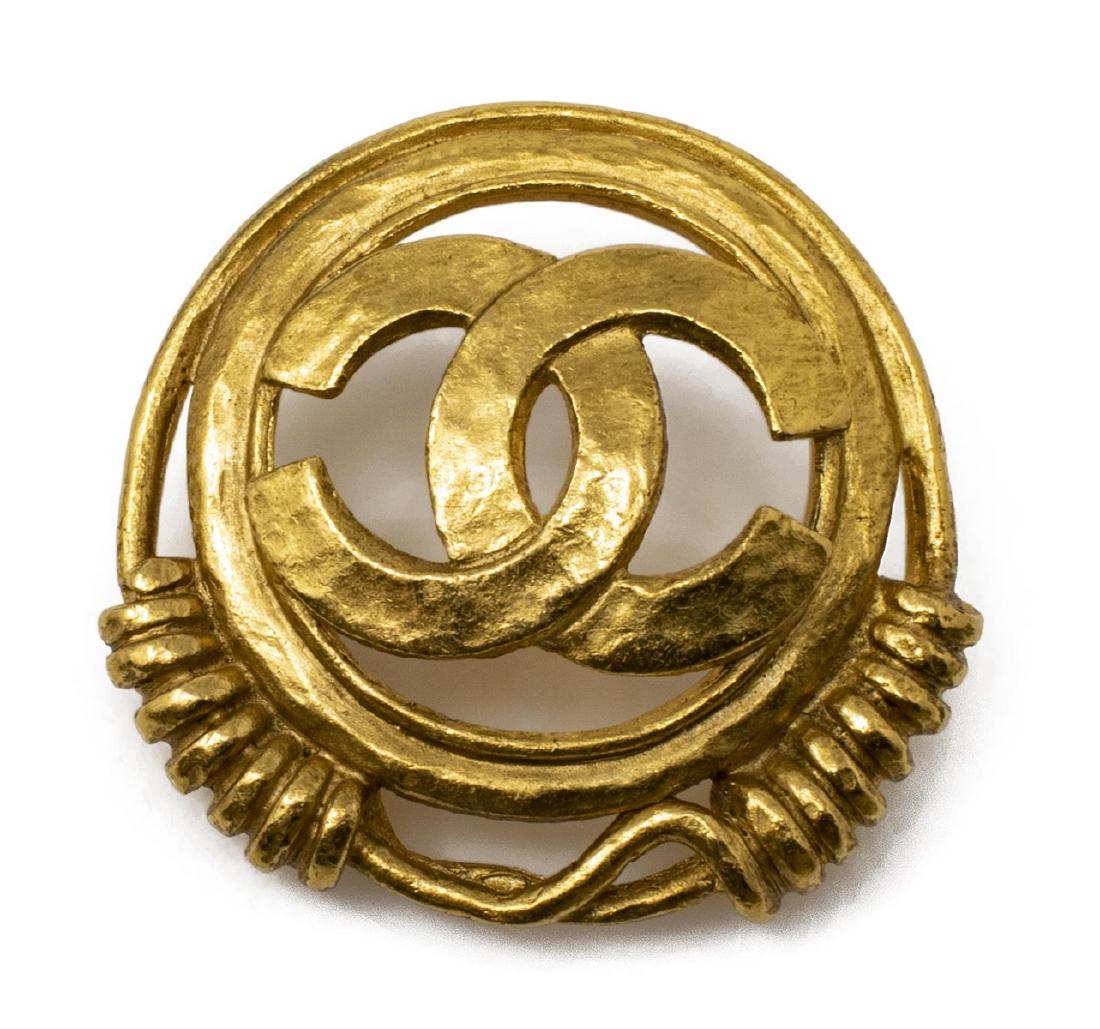 CHANEL GOLD-TONE CC LOGO ROUND BROOCH PIN (1 of 3)
